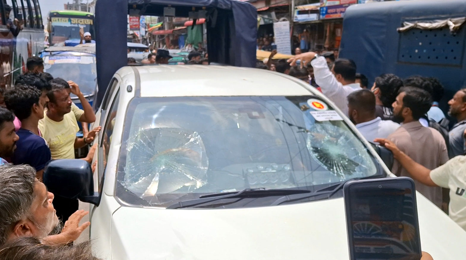 নোয়াখালীতে উচ্ছেদ অভিযানে ম্যাজিস্ট্রেটের গাড়িতে হামলা, ভাঙচুর, সড়ক অবরোধ