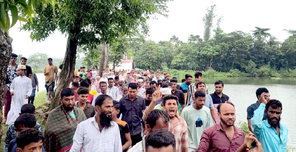 নোয়াখালীতে মৎস্য প্রকল্প দখল করে ৩০ লাখ টাকার মাছ লুট, মানববন্ধনে হামলার চেষ্টা
