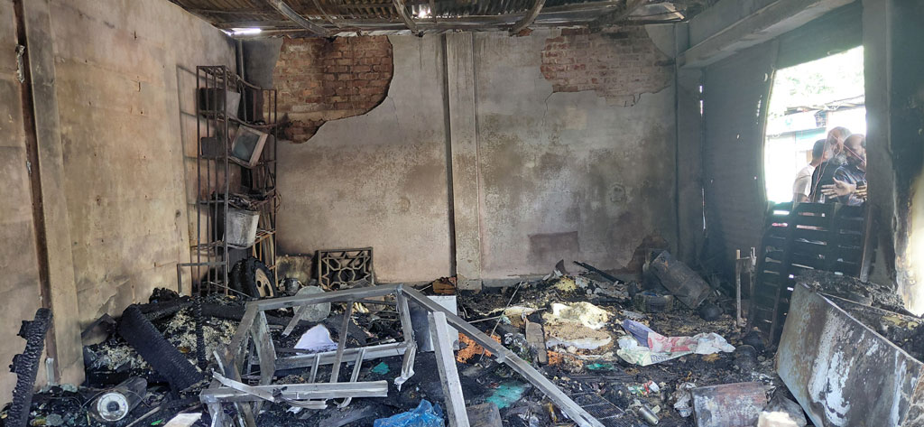 নোয়াখালীর বেগমগঞ্জে আগুনে পুড়ল ১০ দোকান