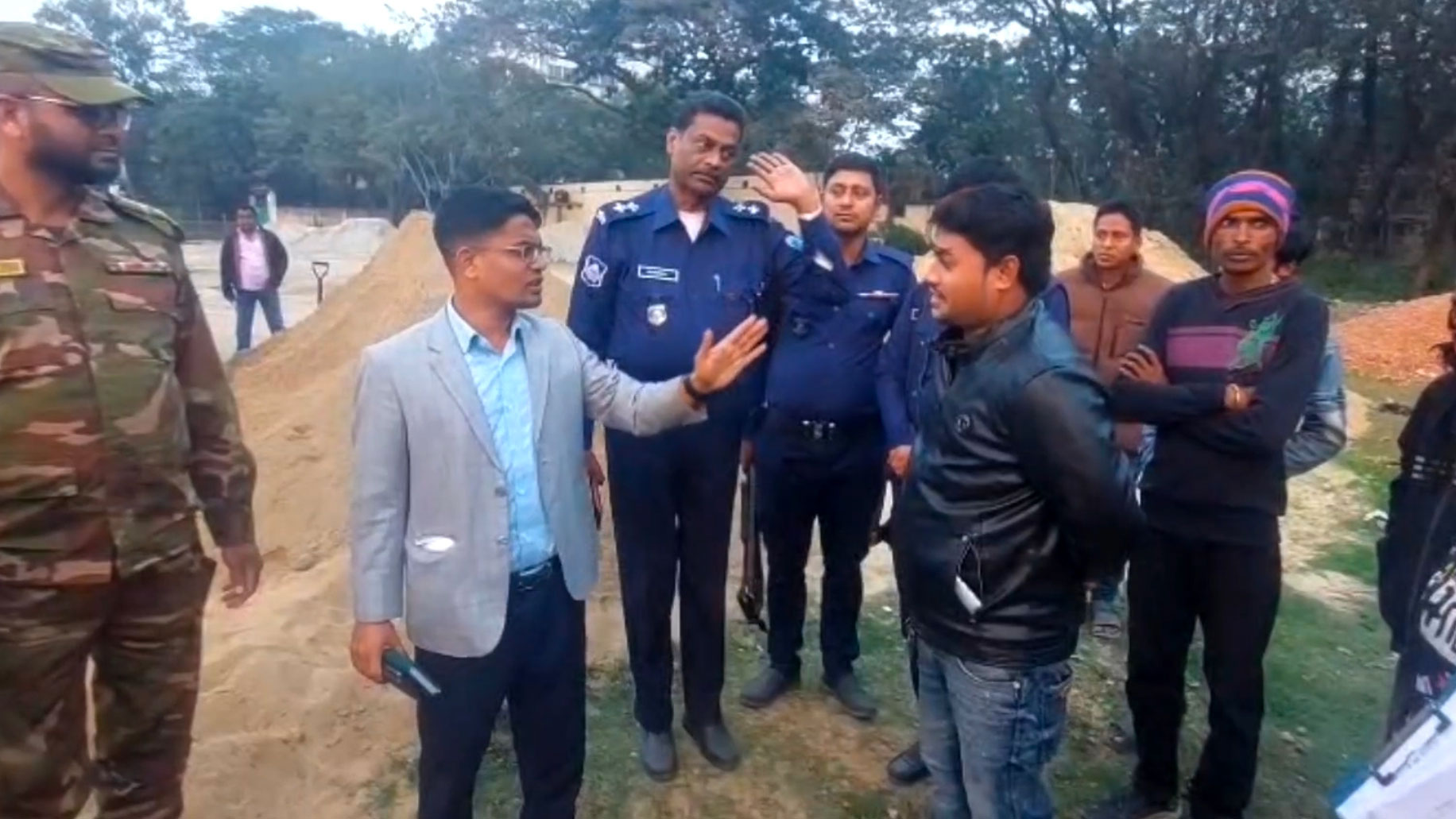 সড়ক দখল করে বালু রেখে জনদুর্ভোগ সৃষ্টি, চারজনকে জরিমানা