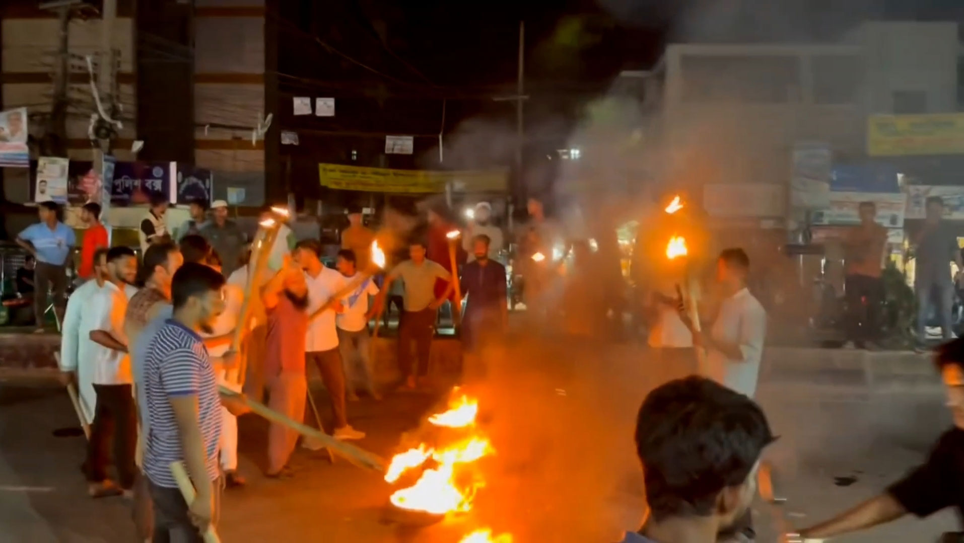 নোয়াখালীতে টায়ারে আগুন জ্বালিয়ে সড়ক অবরোধ