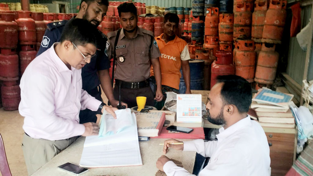 নোয়াখালীর বেগমগঞ্জে অতিরিক্ত দামে এলপিজি সিলিন্ডার বিক্রি, দুই প্রতিষ্ঠানকে জরিমানা