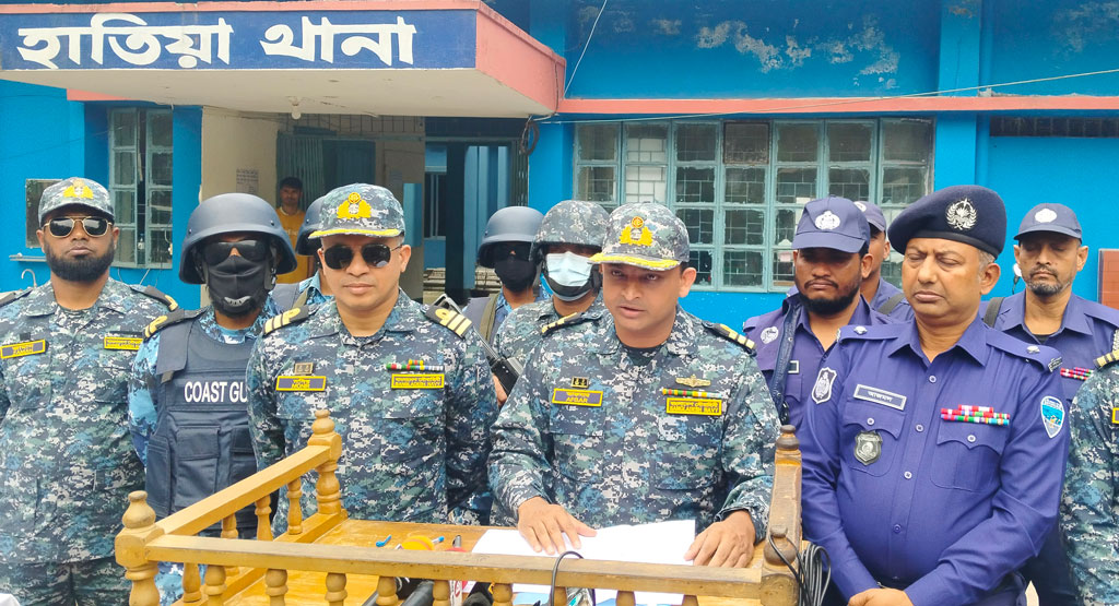 অপারেশন ডেভিল হান্ট: নোয়াখালীতে যৌথ বাহিনীর ওপর ককটেল নিক্ষেপ