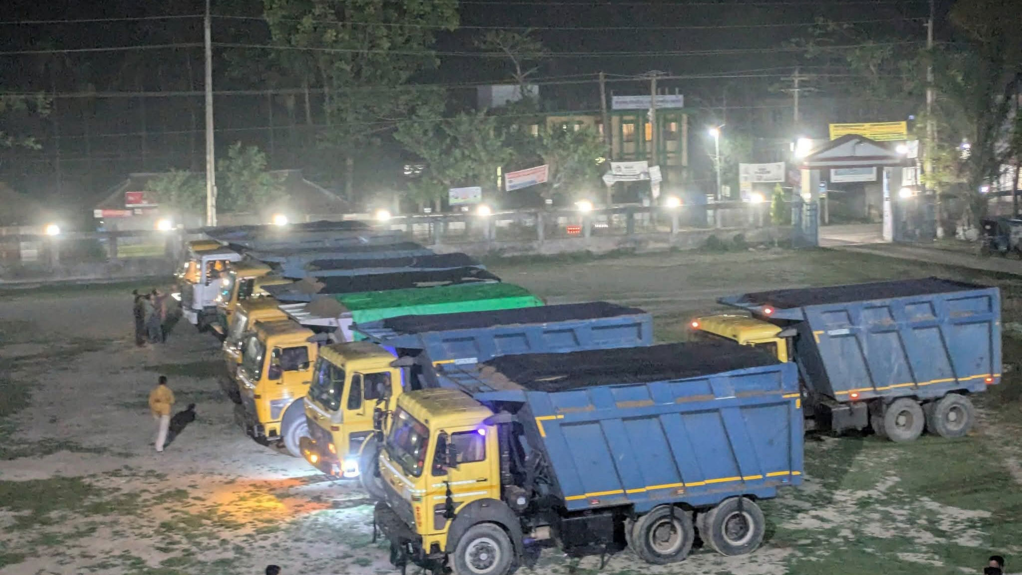 সুবর্ণচরে অতিরিক্ত বালুবোঝাই ড্রাম ট্রাকের বিরুদ্ধে অভিযান, আটক ৯