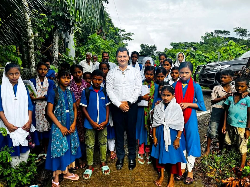 ইউএনওকে পেয়ে শিশু শিক্ষার্থীদের নালিশ শিক্ষকদের বিরুদ্ধে
