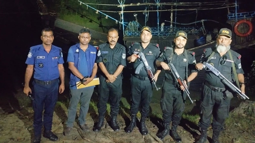 মিয়ানমারে পাচারকালে ট্রলারসহ ৩৫০ বস্তা ইউরিয়া সার জব্দ