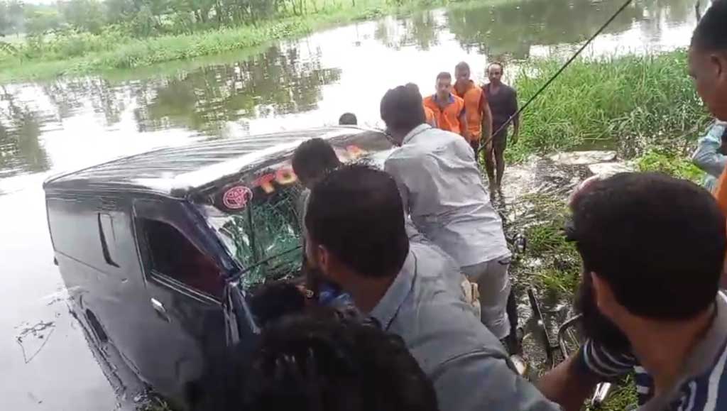 মাইক্রোবাস নিয়ন্ত্রণ হারিয়ে খালে, একই পরিবারের ৬ জন নিহত