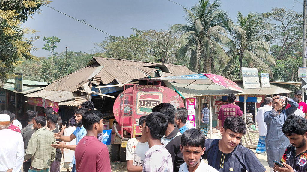 তিনজনকে চাপা দিয়ে দোকানে লরি, নিহত ১, আহত ৩