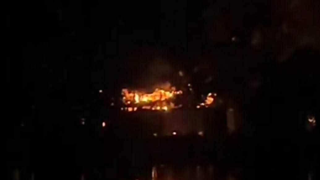 নোয়াখালীর বেগমগঞ্জে যুবলীগ নেতার বাড়িতে আগুন