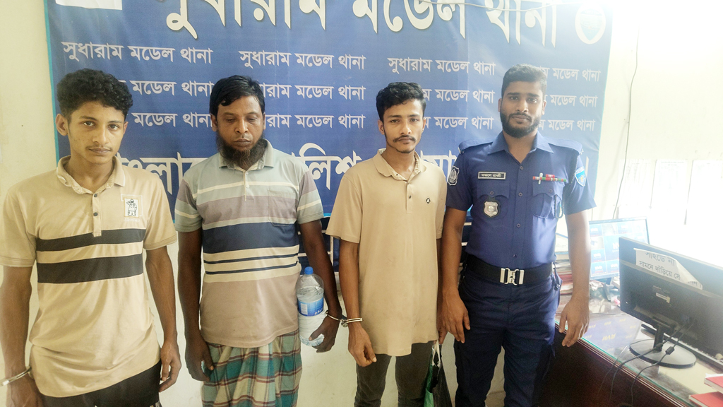 নোয়াখালীতে আন্তজেলা ডাকাত দলের ৪ সদস্য গ্রেপ্তার, লুণ্ঠিত মালামাল উদ্ধার