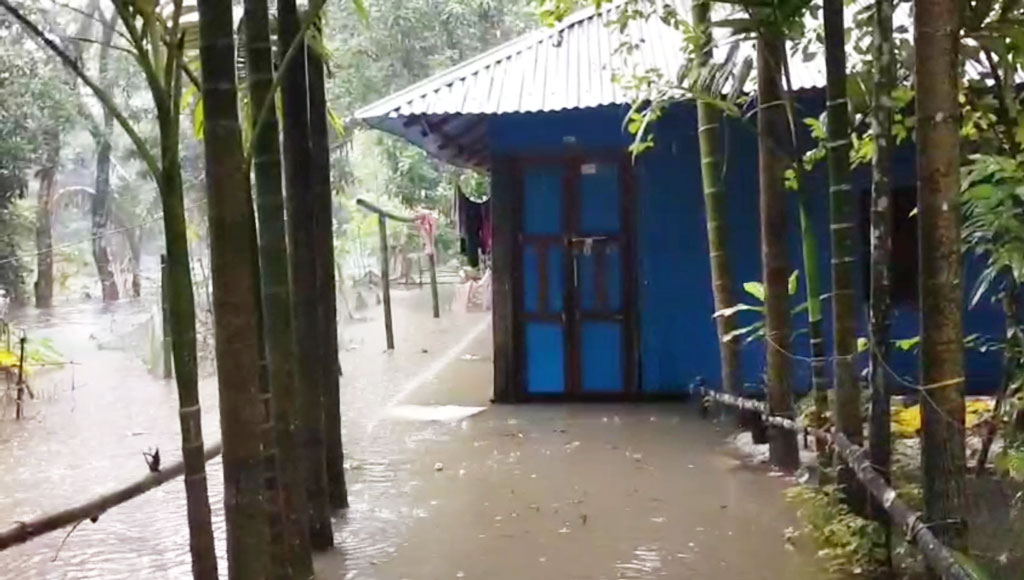 নোয়াখালীতে জলাবদ্ধতায় নাকাল জনজীবন, বন্ধ ঘোষণা মাধ্যমিক শিক্ষাপ্রতিষ্ঠান