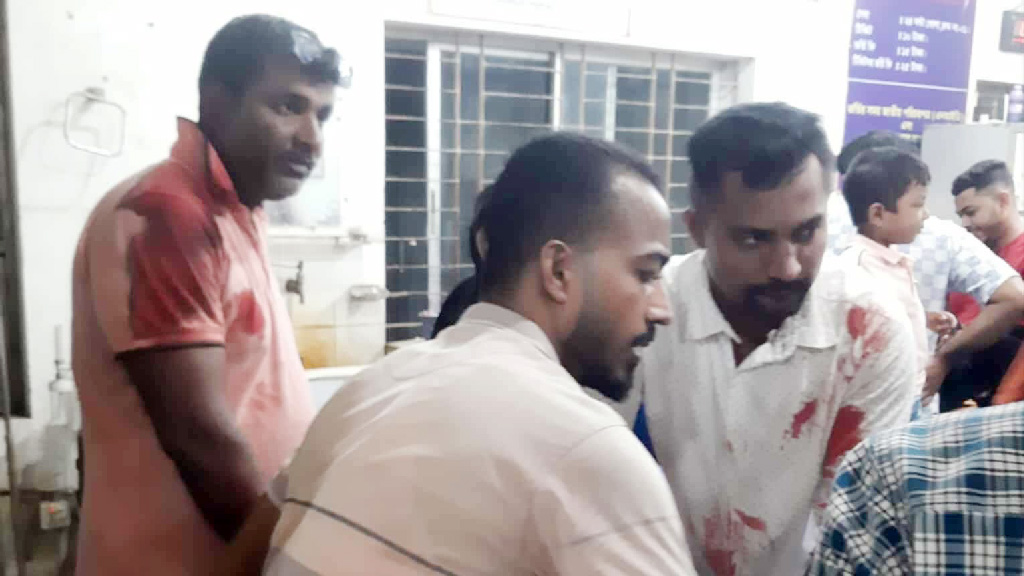 কবিরহাটে পলাতক আ.লীগ নেতার বাড়িতে ডাকাতি, বৃদ্ধাকে কুপিয়ে জখম