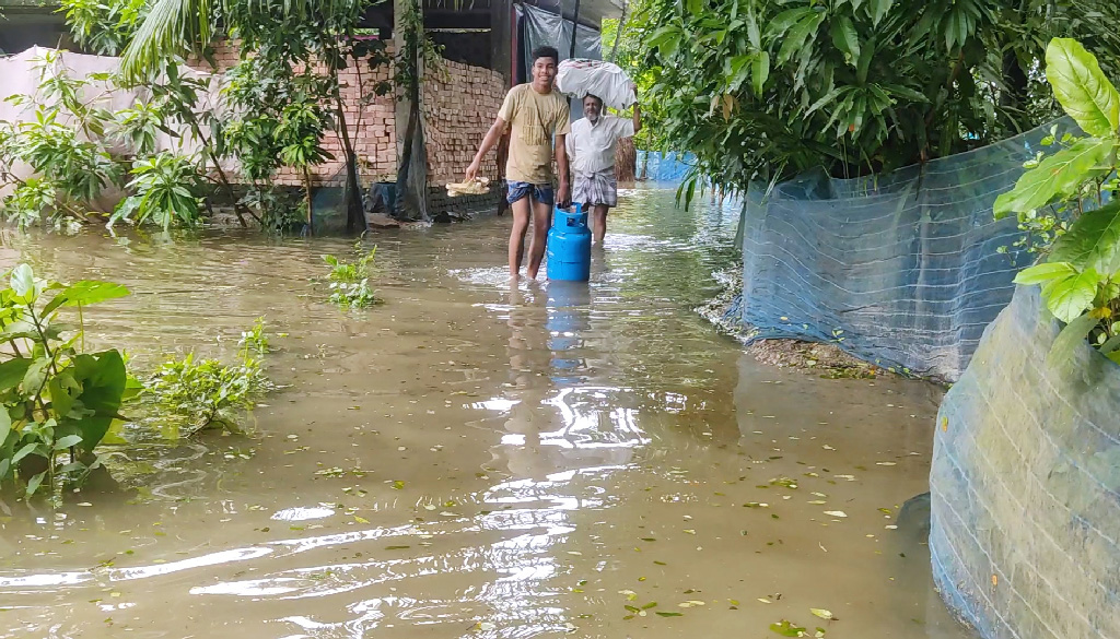 নোয়াখালীতে আশ্রয়কেন্দ্রে ২ হাজার মানুষ, শনিবার সব শিক্ষাপ্রতিষ্ঠান বন্ধ