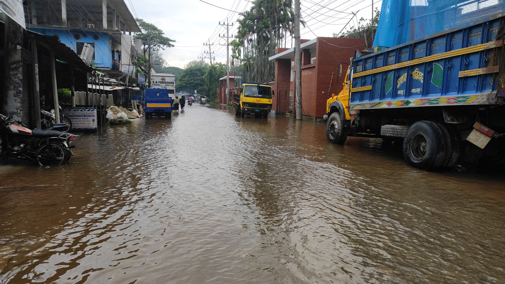 বৃষ্টিতে নোয়াখালী শহরে জলাবদ্ধতা, নৌযান চলাচল বন্ধ—ট্রলারডুবি