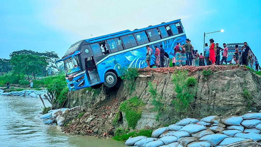 নিয়ন্ত্রণ হারিয়ে নদীর কিনারে ঝুলন্ত বাস, অল্পের জন্য রক্ষা