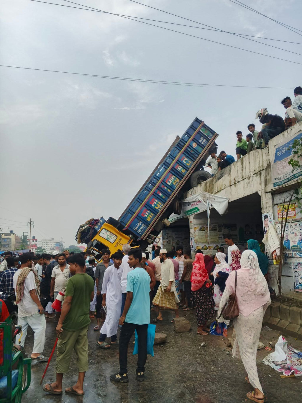 ওভারপাস থেকে নিচে পড়ল ট্রাক, নিহত ১