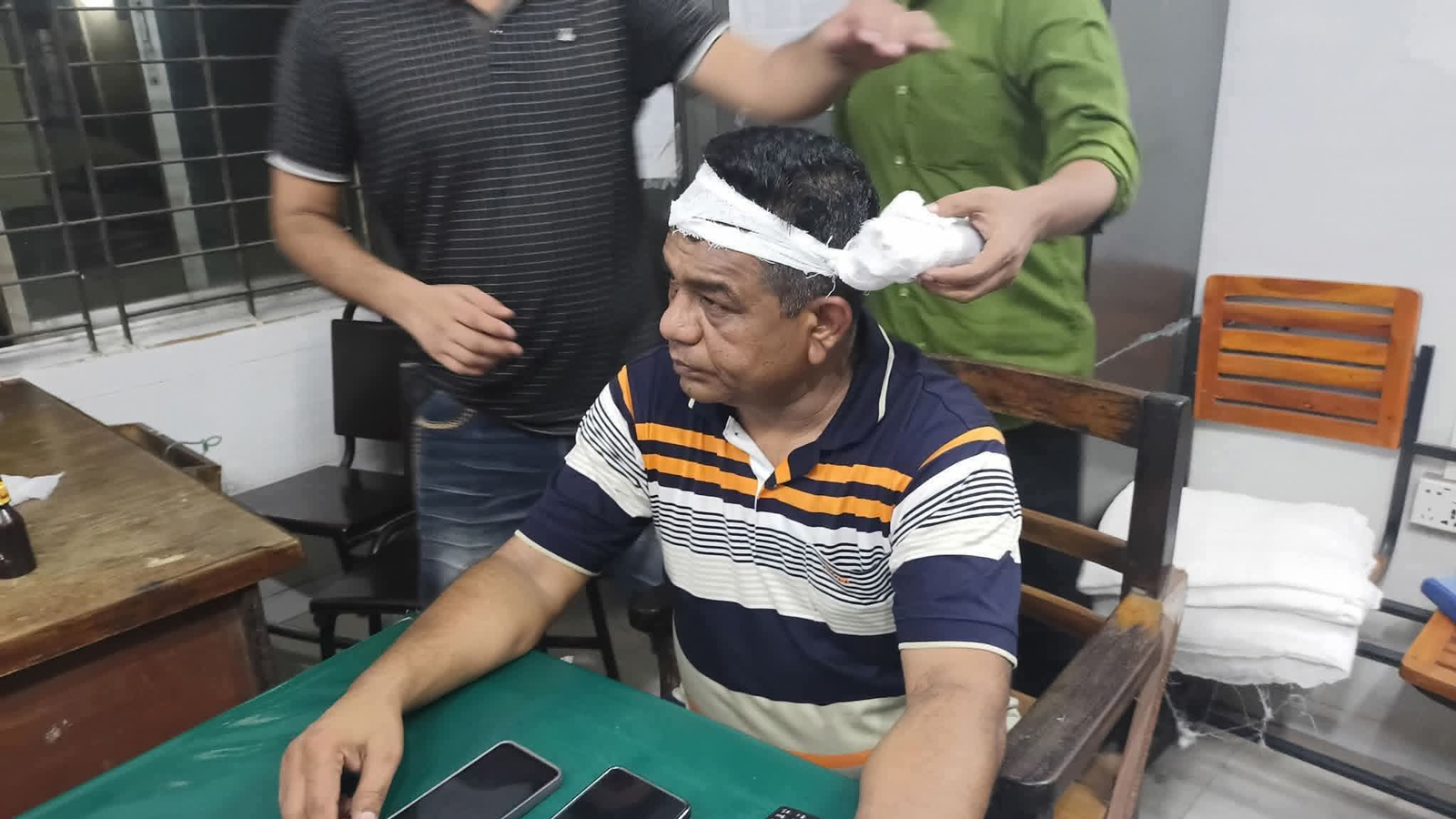 শিশু ধর্ষণে অভিযুক্তের ওপর বিক্ষুব্ধ জনতার হামলা, ইটের আঘাতে আহত ওসি