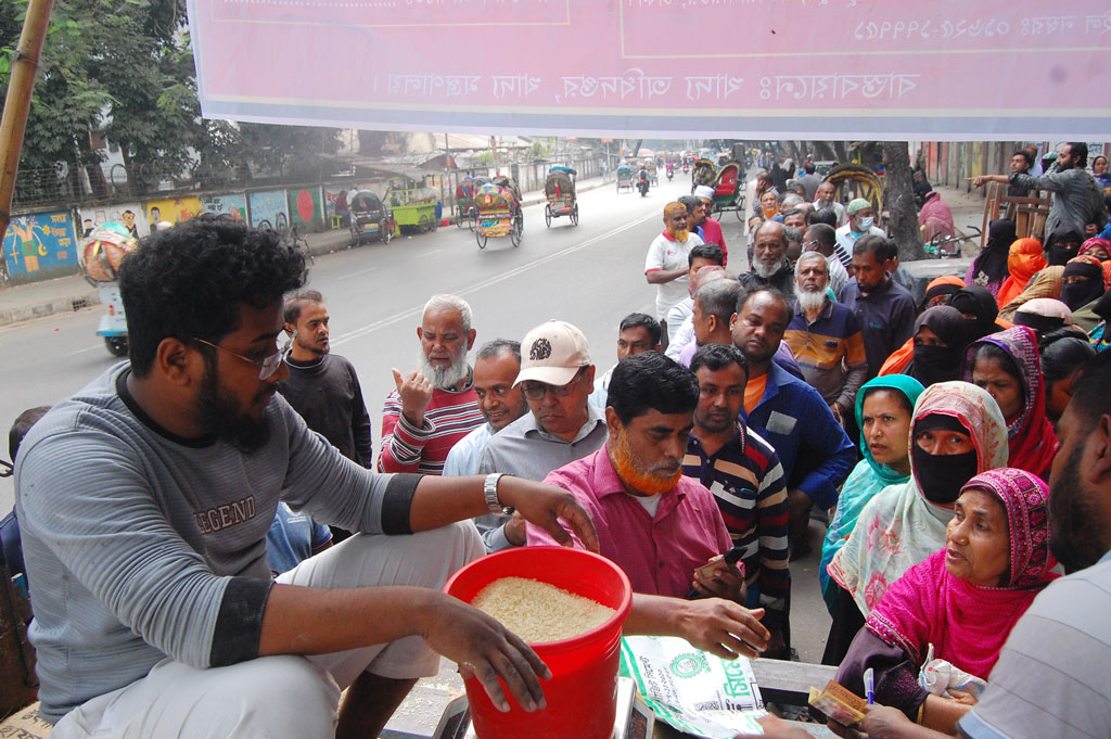 সুলভমূল্যে ওএমএস-এর চাল-আটা কিনতে বিভিন্ন শ্রেণী-পেশার মানুষের ভিড়। ছবিটি রাজধানীর নীলক্ষেত এলাকায় থেকে তোলা। ছবি: ওয়াহিদ হাসান রাজা