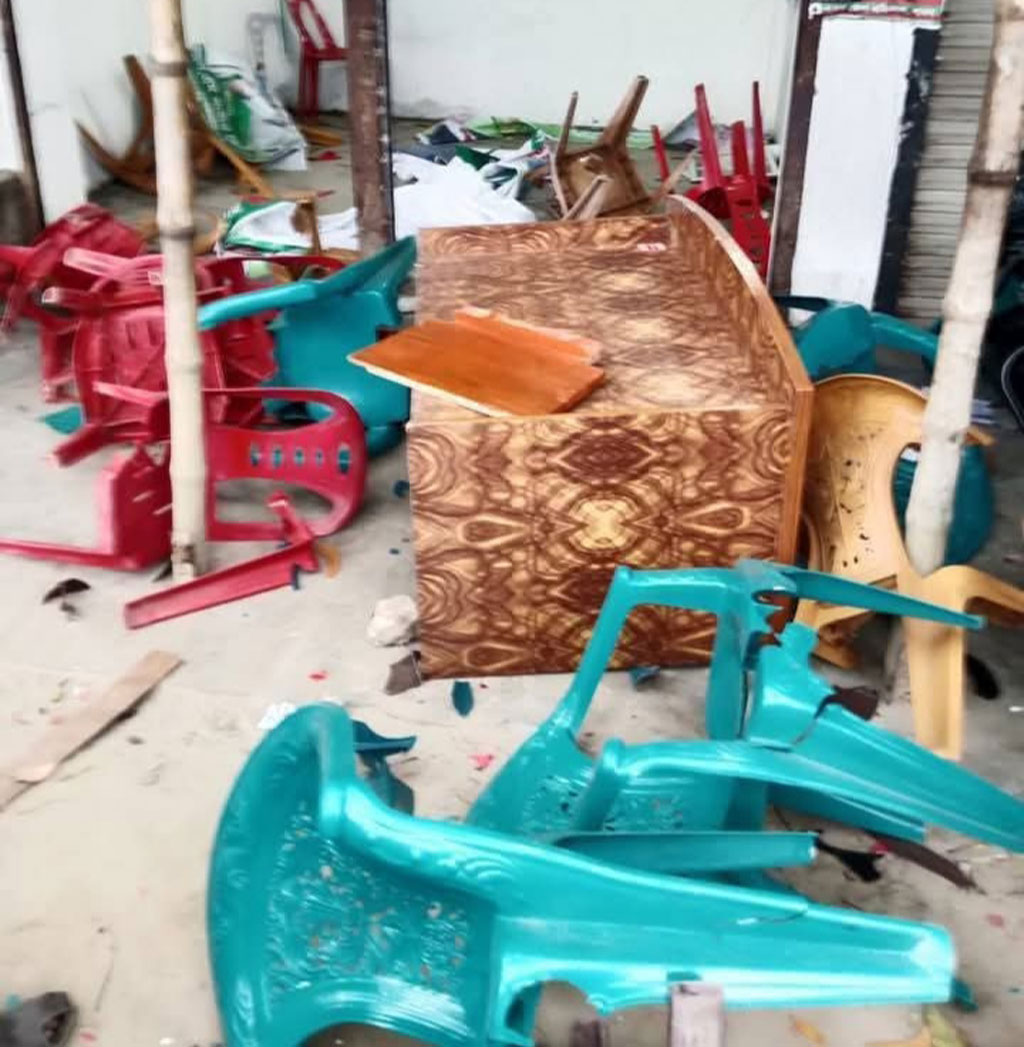 আটঘরিয়া দেবোত্তর বাজারে বিএনপি ও জামায়াতের সংঘর্ষে ভাঙচুর করা চেয়ার–টেবিল। ছবি: আজকের পত্রিকা