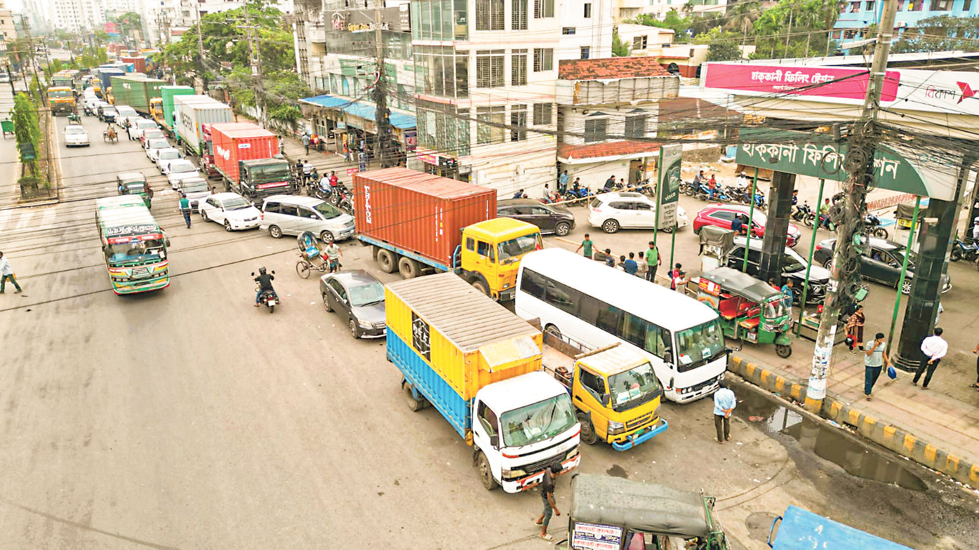 জ্বালানি সংকট: সকাল ৬টায় লাইনে,
১০টায় তেল শেষ, সন্ধ্যা ৬টার জন্য অপেক্ষা