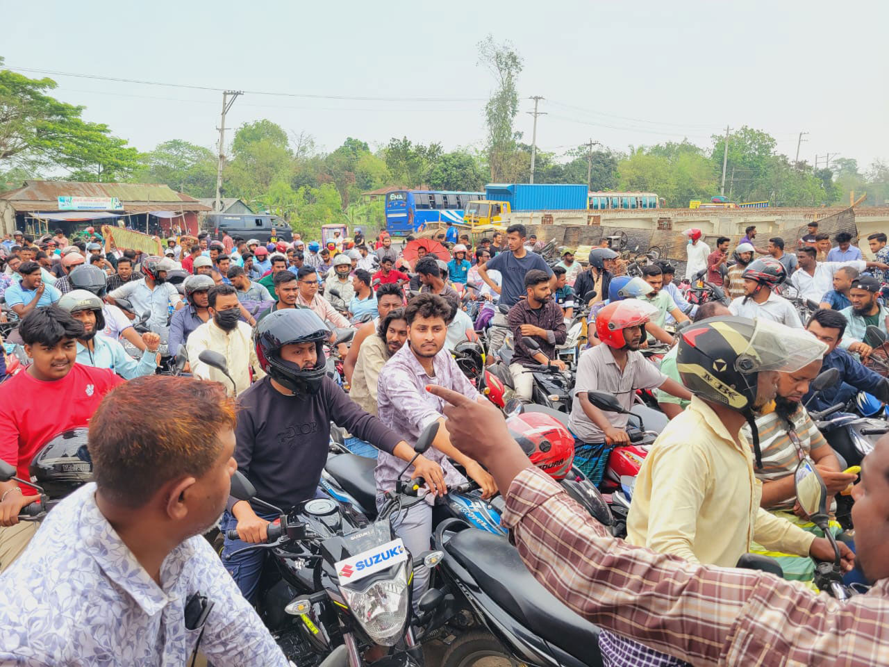 নরসিংদীতে জ্বালানি তেলের সংকট, পেট্রলপাম্পে দীর্ঘ লাইন