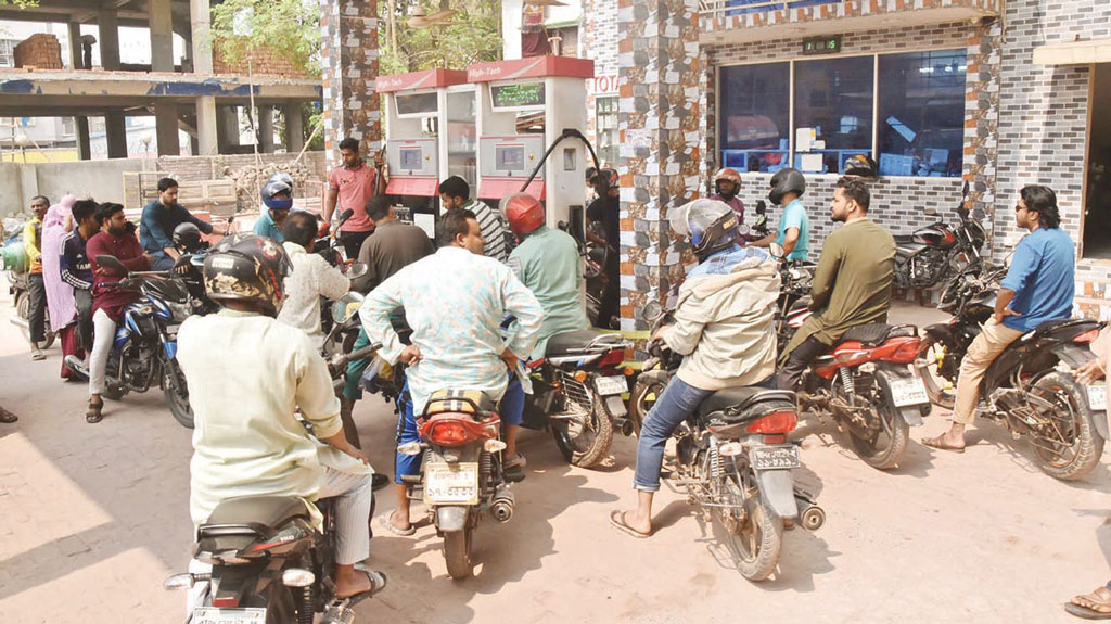 ঈদের প্রথম কর্মদিবসে পাম্পগুলোতে নেই তেল, ভোগান্তি চরমে