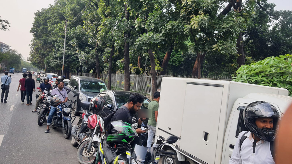 জ্বালানি সংকট: যেখানে ফুয়েল পাস বাধ্যতামূলক, সেখানে বেশি ভিড়