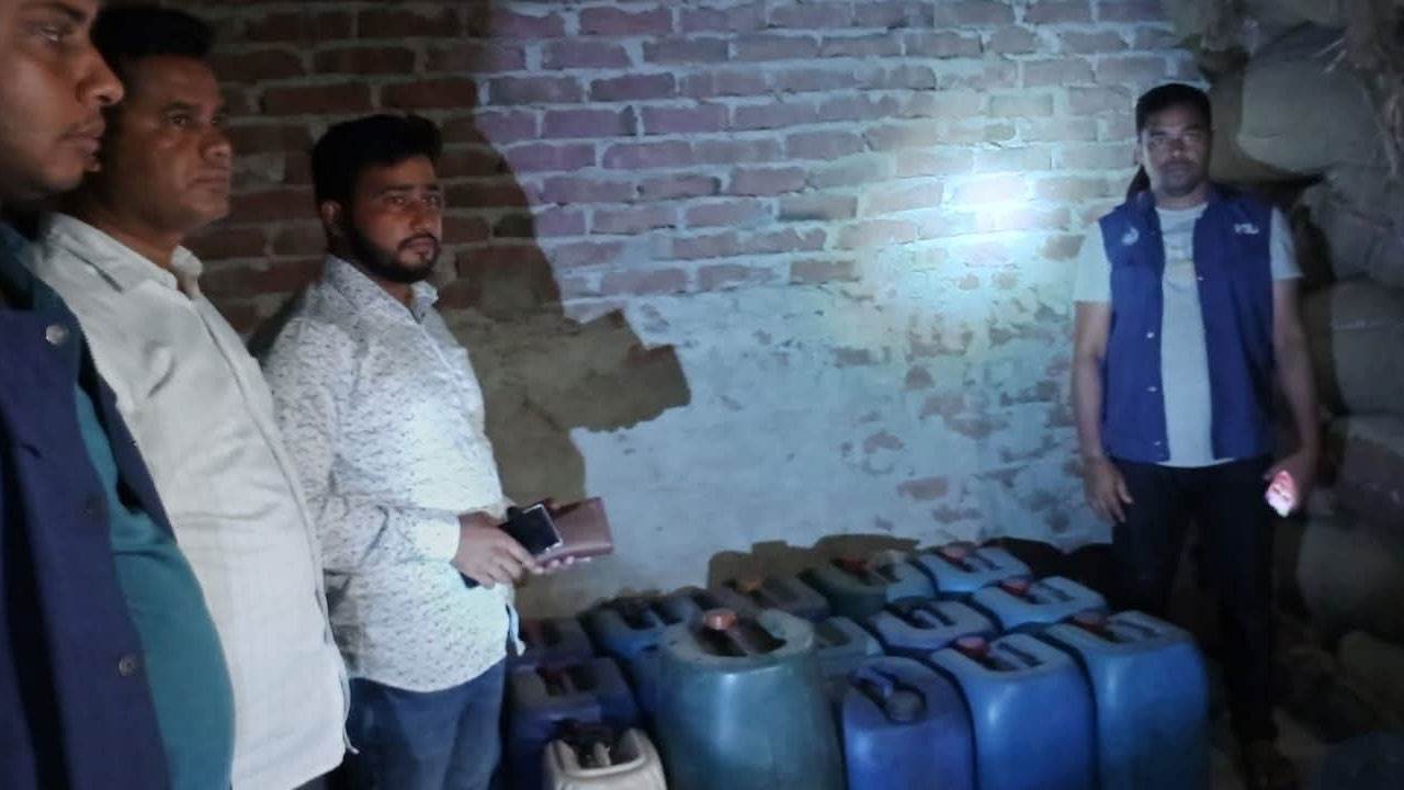 চরফ্যাশনে ব্যবসায়ীর বাড়ি থেকে ৮৯০ লিটার ডিজেল জব্দ, জরিমানা