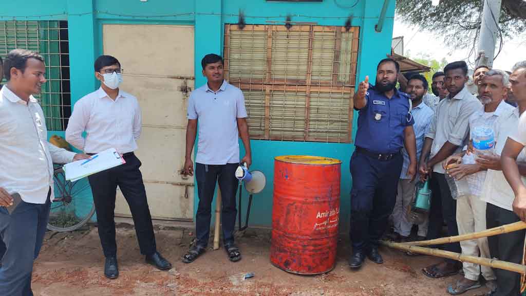 বাড়ীতে ড্রামভর্তি পেট্টোল রেখে গভীর রাতে ৩০০ টাকা লিটারে বিক্রি, দণ্ড