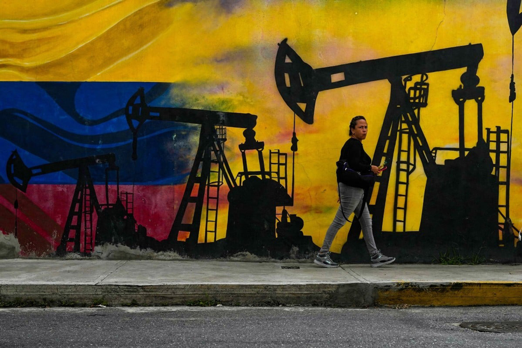 যুক্তরাষ্ট্র-ভেনেজুয়েলা তেল চুক্তিতে ক্ষুব্ধ চীন, কমেছে তেলের দাম