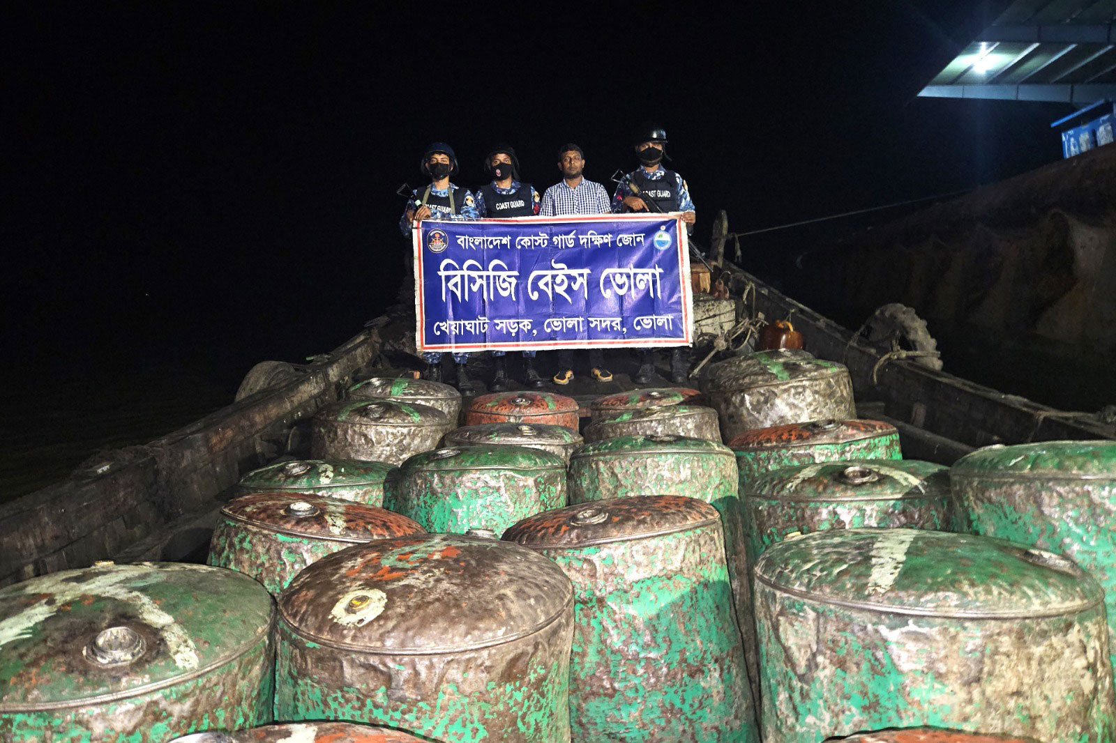 ভোলায় নৌকা থেকে ৪ হাজার লিটার তেল জব্দ