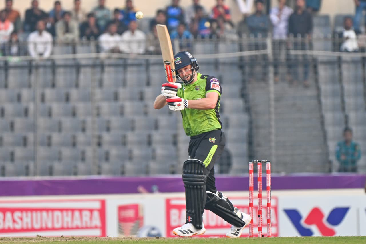 শেষ বলে ছক্কা মেরে রংপুরকে বিদায় করলেন সিলেটের ওকস