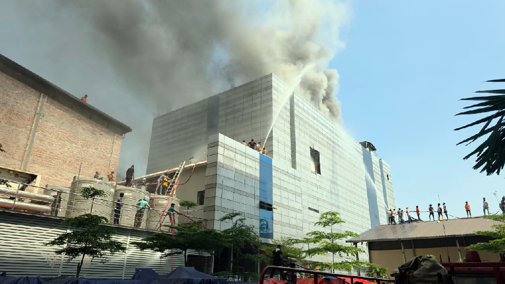 টঙ্গীতে ওষুধ কারখানায় আগুন নিয়ন্ত্রণে ২০ ইউনিট, যোগ দিয়েছে সেনাবাহিনী ও বিজিবি