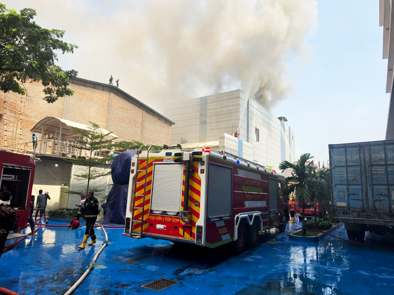 ওষুধ কারখানায় আগুন: চতুর্থ তলা থেকে সূত্রপাত, দুই ভবন ক্ষতিগ্রস্ত, হতাহত নেই
