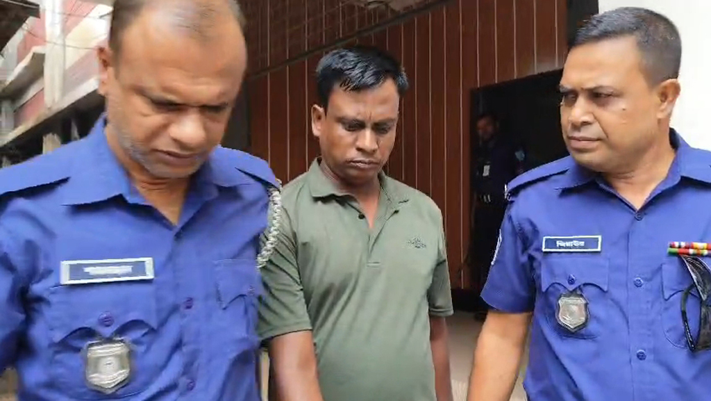 মূল অপরাধীদের বাঁচাতে চালকের বিরুদ্ধে চুরির মামলা, প্রতিবাদে সড়ক অবরোধ