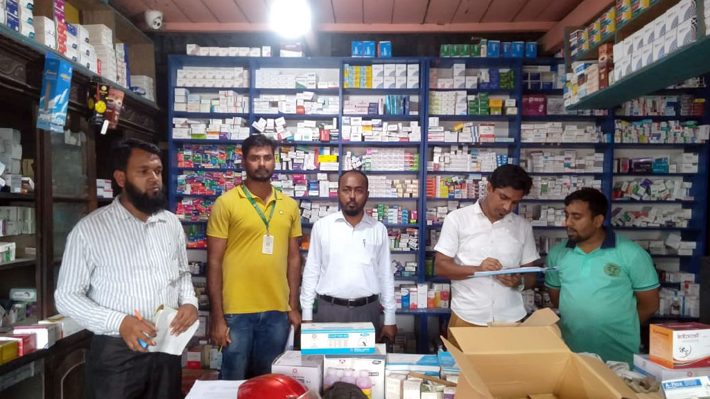 বালিয়াকান্দি বাজারে তিন প্রতিষ্ঠানকে জরিমানা