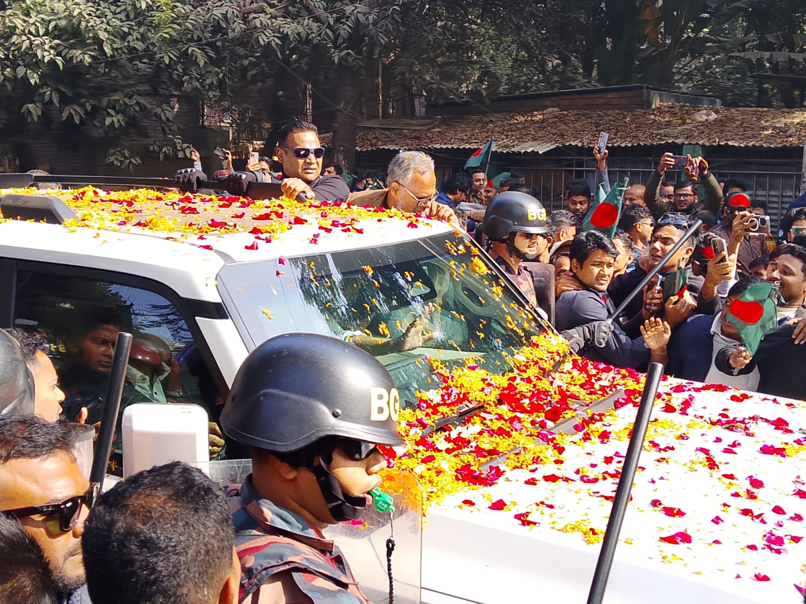 ওসমান হাদির কবর জিয়ারত করলেন তারেক রহমান