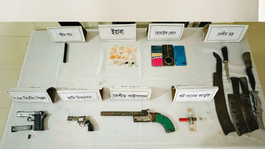 যৌথ বাহিনীর অভিযানে খুলনায় অস্ত্র-মাদকসহ চার শীর্ষ সন্ত্রাসী গ্রেপ্তার