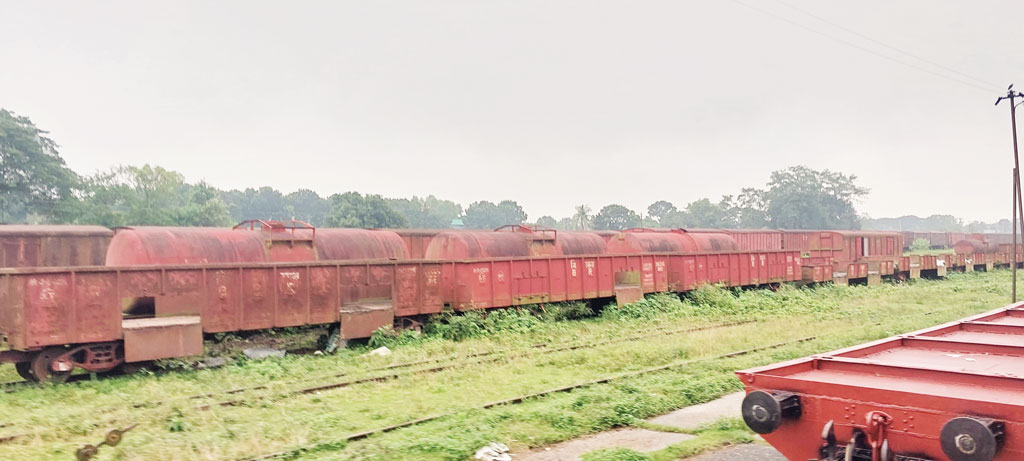 পড়ে থেকে নষ্ট হচ্ছে রেলওয়ের ৩০০ ওয়াগন