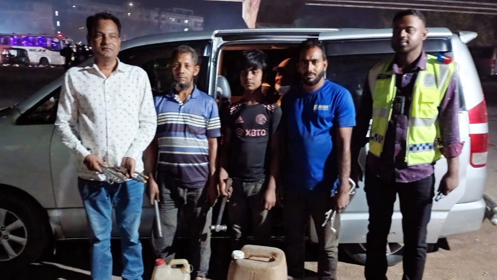 ঈদযাত্রায় দুর্ভোগ কমাতে পুলিশের ‘ভ্রাম্যমাণ ওয়ার্কশপ’