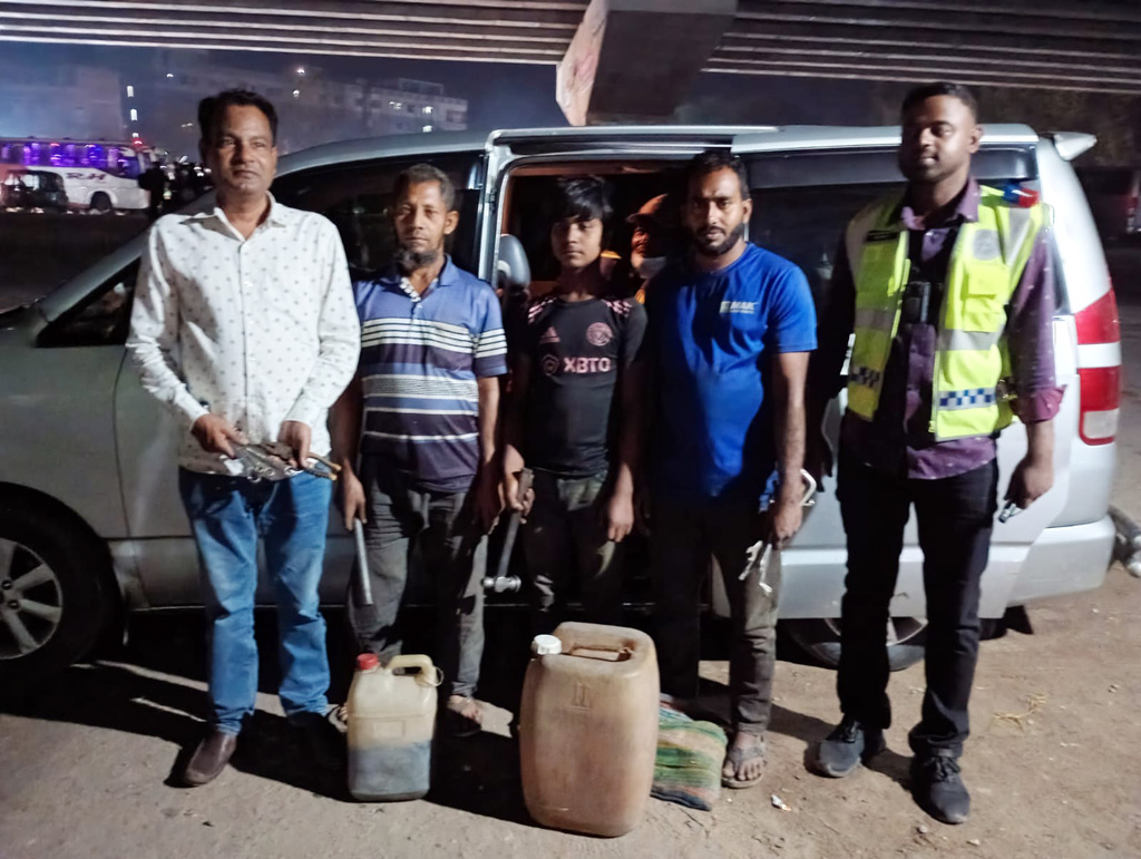 ঈদযাত্রায় দুর্ভোগ কমাতে পুলিশের ‘ভ্রাম্যমাণ ওয়ার্কশপ’