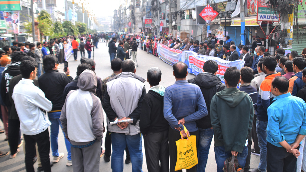 রাজশাহীতে ওয়াসার সুপেয় পানি সরবরাহসহ বিভিন্ন দাবিতে মানববন্ধন