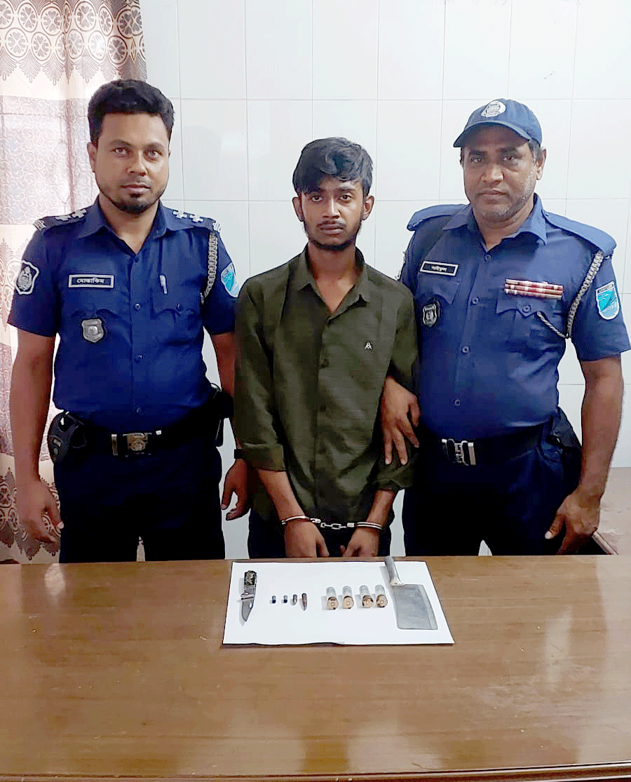 ওয়ার্ডরোব থেকে পিস্তল-রাইফেলের গুলি জব্দ, যুবক গ্রেপ্তার। ছবি: আজকের পত্রিকা