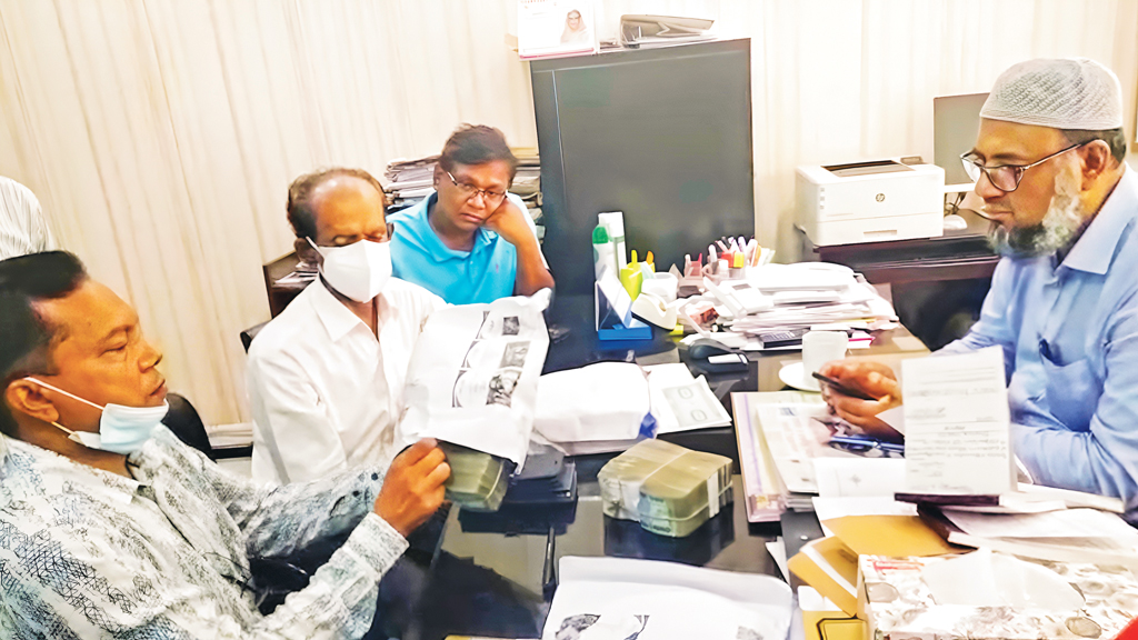 ‘স্যারের কাছে ৫ লাখ টাকা রেখে যান’