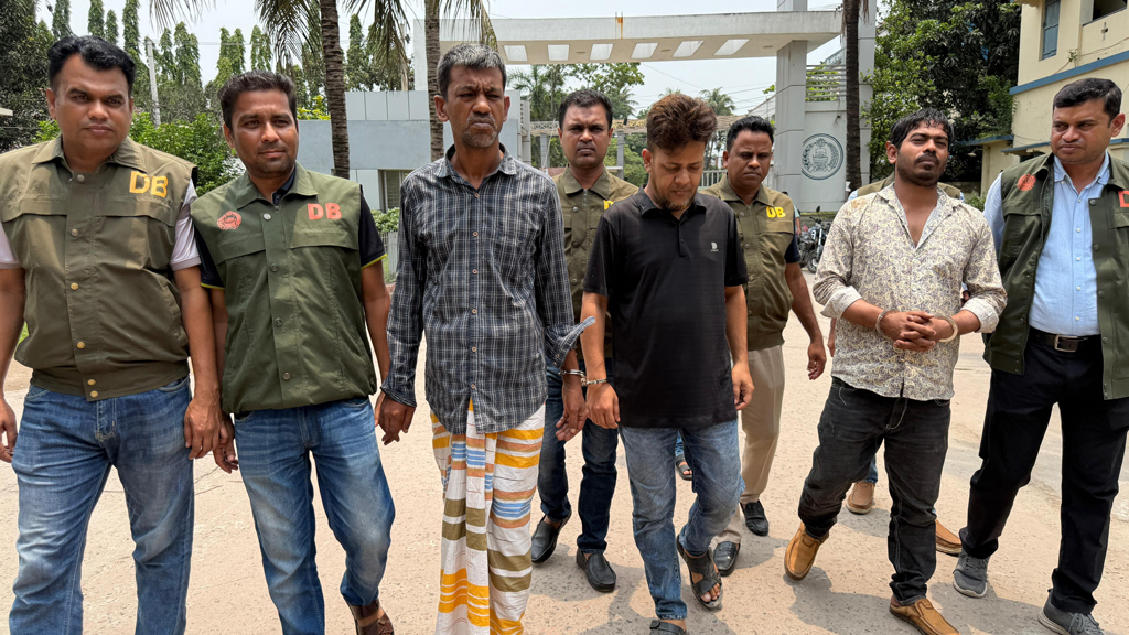ঠিকাদারের কাছে ২০ লাখ টাকা চাঁদা দাবি ও মারধরের অভিযোগে গ্রেপ্তার ৩
