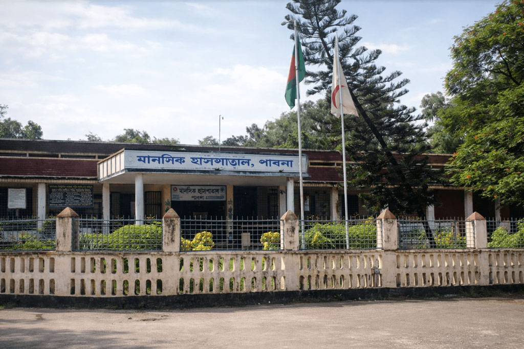 হাসপাতালে বিশ্রামাগার নেই, ভোগান্তিতে স্বজনেরা
