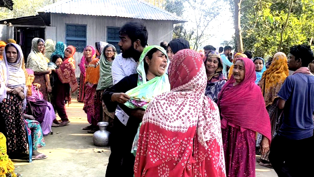 ঈশ্বরদীতে বাড়ির ফটকে দাদির রক্তাক্ত লাশ, অদূরে সরিষাখেতে নাতনির বিবস্ত্র মরদেহ