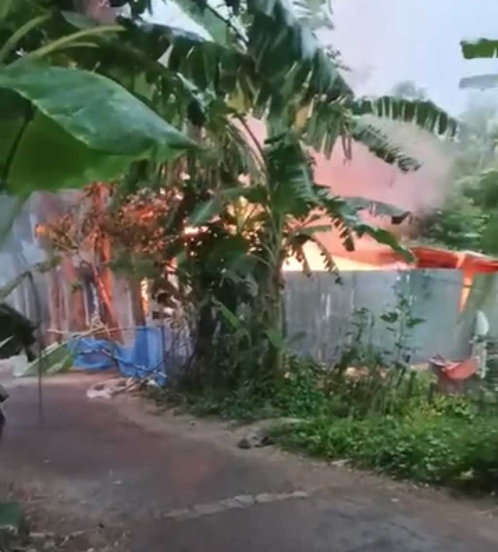 পাবনায় স্কুলছাত্রীকে ধর্ষণ-হত্যার জেরে অভিযুক্তের বাড়িতে আগুন, ৩ জনের প্রাণহানি