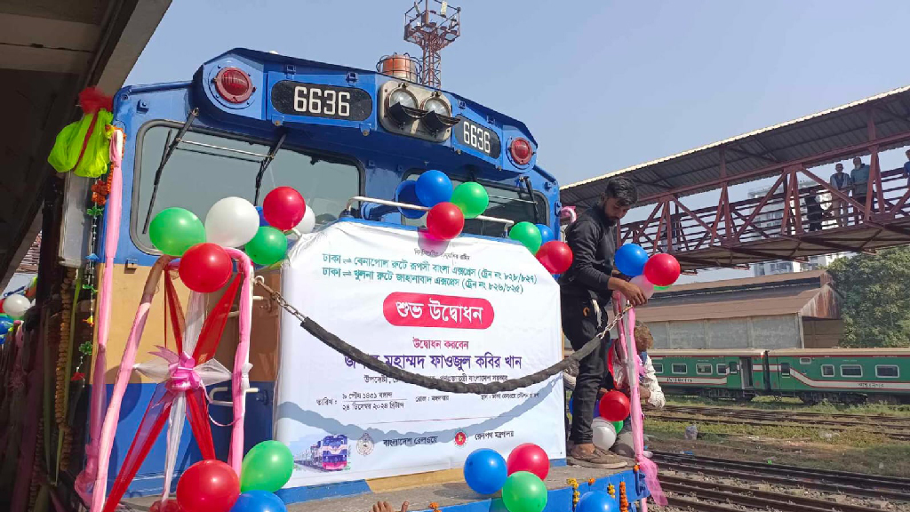 পদ্মা রেল সংযোগ পথ হয়ে প্রথমবার খুলনা থেকে ঢাকায় এল ট্রেন