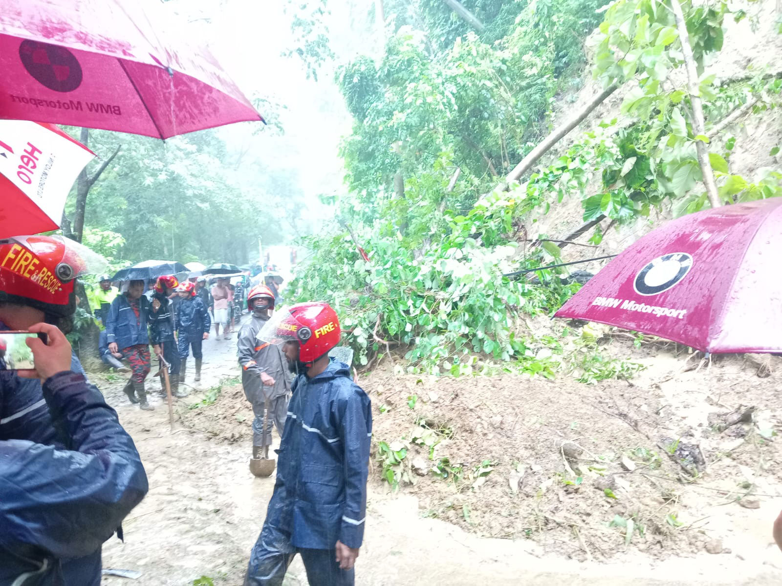 কাপ্তাইয়ে অতিবর্ষণে গাছ উপড়ে ও পাহাড়ধসে সড়ক বন্ধ, খোলা হয়েছে ১৮ আশ্রয়কেন্দ্র